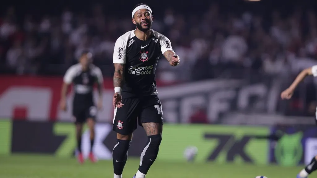 Memphis Depay se vê prejudicado em polêmica no Cruzeiro – Foto: Ettore Chiereguini/AGIF