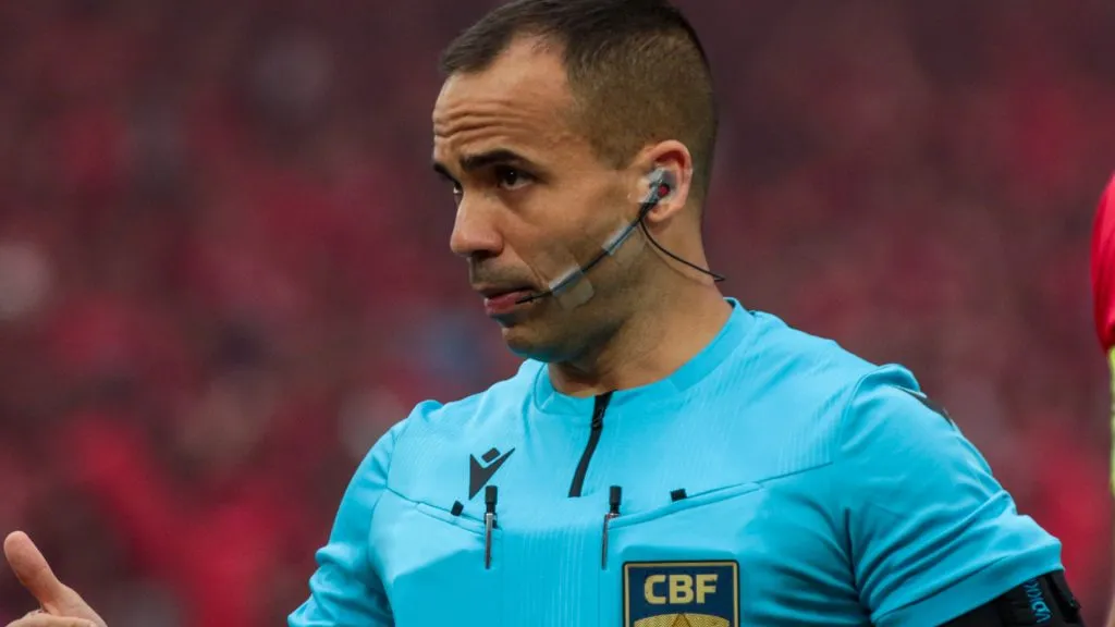 Alex Gomes Stefano irá apitar Corinthians x Cruzeiro – Foto: Robson Mafra/AGIF