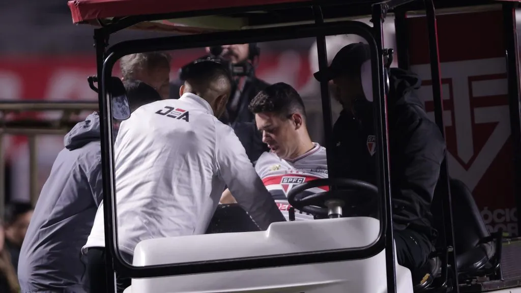 Lesão de Oscar no São Paulo. Foto: Ettore Chiereguini/AGIF