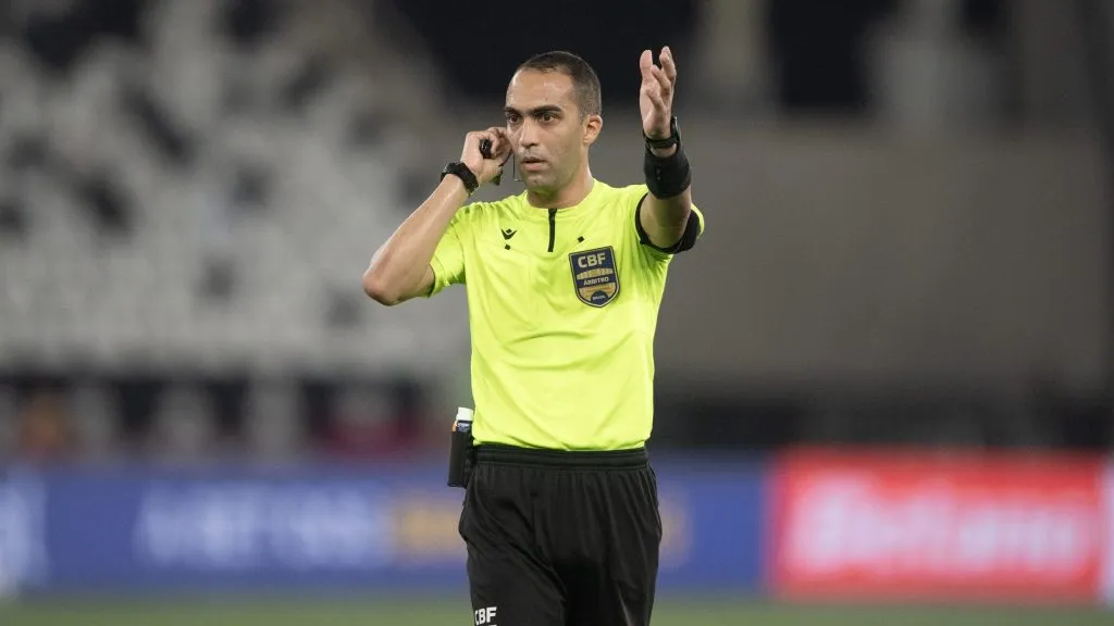 Davi Lacerda, árbitro da CBF. Foto: Thiago Ribeiro/AGIF.