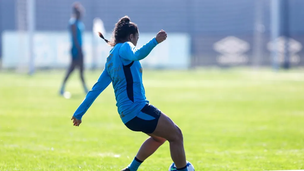 Atleta do time feminino do Grêmio em treinamento