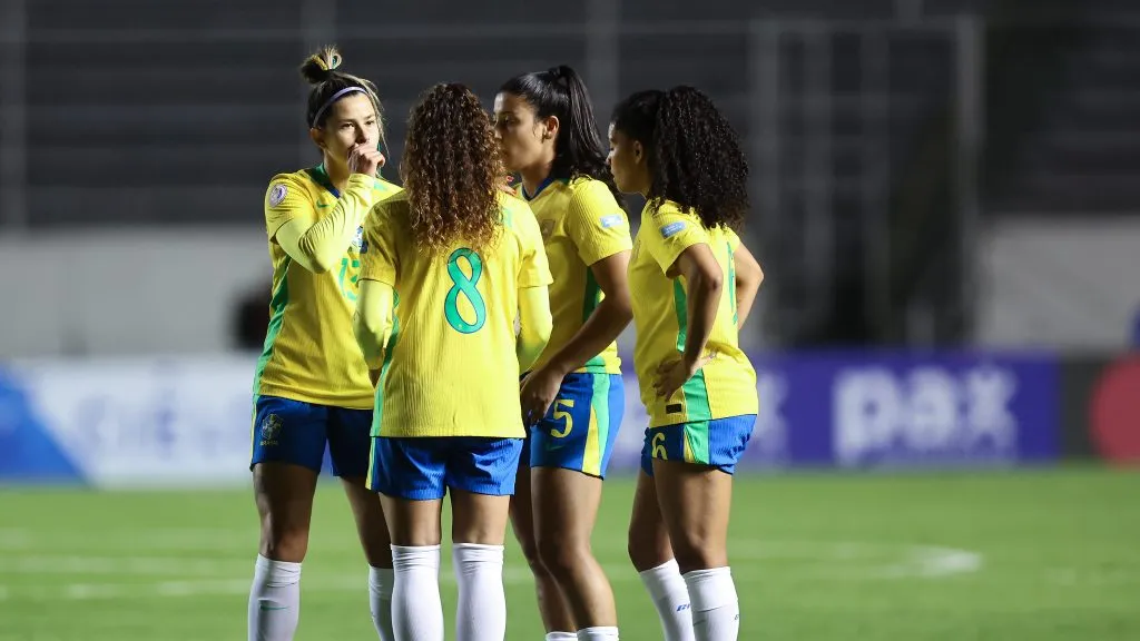 Jogadoras do Brasil em campo contra a Venezuela