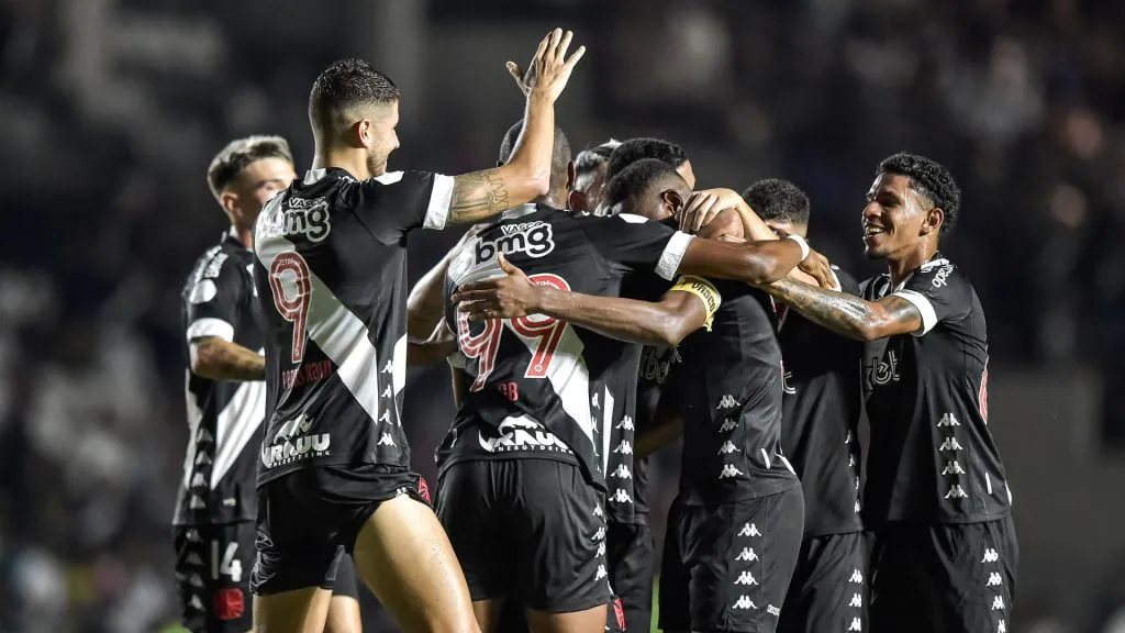Jogadores do Vasco com Pedro Raúl durante o Carioca de 2023 – Foto: Thiago Ribeiro/AGIF