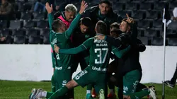Walter Clar, jogador da Chapecoense, comemora gol com jogadores de sua equipe