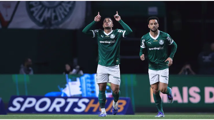 Vitor Roque comemora gol marcado pelo Palmeiras. Foto: Ettore Chiereguini/AGIF
