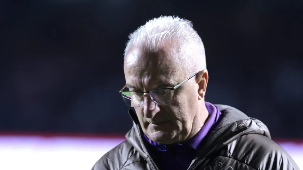 Foto: Marcello Zambrana/AGIF – Dorival durante partida contra o São Paulo no MorumBIS.