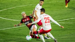 Arrascaeta pelo Flamengo em partida diante do Bragantino. Foto: Diogo Reis / AGIF
