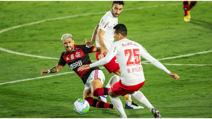 Arrascaeta pelo Flamengo em partida diante do Bragantino. Foto: Diogo Reis / AGIF