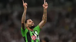 Jonathas, jogador do América-MG, comemora seu gol