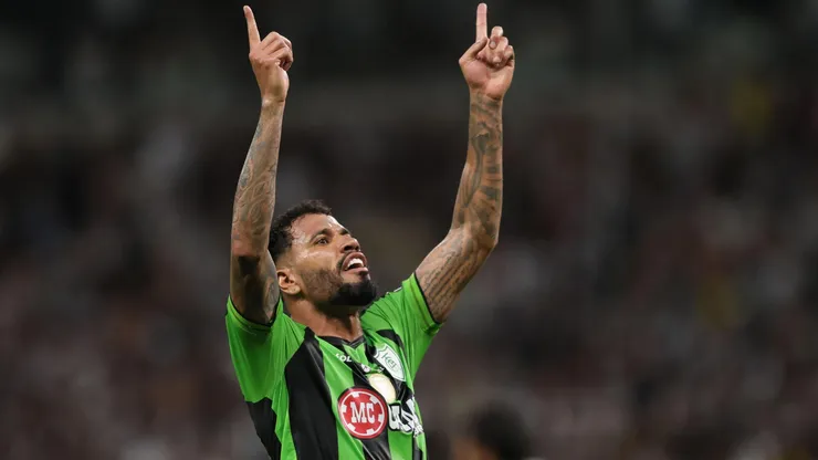 Jonathas, jogador do América-MG, comemora seu gol