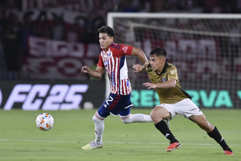 Pizarro em campo pelo Colo-Colo. (Photo by Gabriel Aponte/Getty Images)