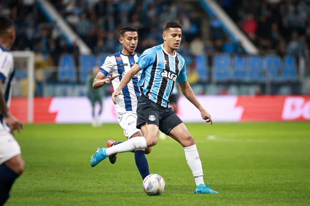 RS – PORTO ALEGRE – 08/07/2025 – RECOPA GAUCHA 2025, GREMIO X SAO JOSE – Gustavo Martins jogador do Gremio durante partida contra o Sao Jose no estadio Arena do Gremio pelo campeonato Recopa Gaucha 2025. Foto: Maxi Franzoi/AGIF
