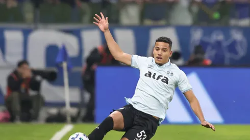 Gustavo Martins jogador do Grêmio durante partida contra o Cruzeiro no estadio Mineirao pelo campeonato Brasileiro A 2025. Foto: Gilson Lobo/AGIF