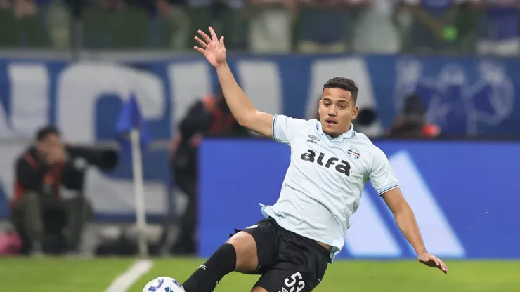 Gustavo Martins jogador do Grêmio durante partida contra o Cruzeiro no estadio Mineirao pelo campeonato Brasileiro A 2025. Foto: Gilson Lobo/AGIF