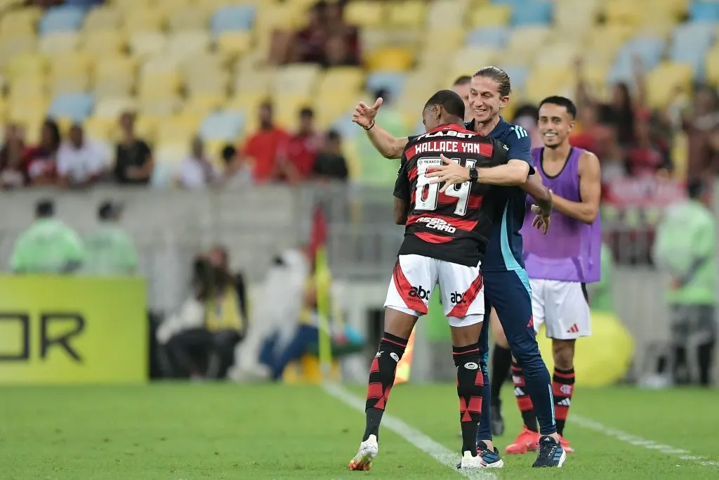 Wallace Yan jogador do Flamengo comemora seu gol com Filipe Luis tecnico da sua equipe durante partida contra o Sampaio Correa no estadio Maracana pelo campeonato Carioca 2025. Foto: Thiago Ribeiro/AGIF