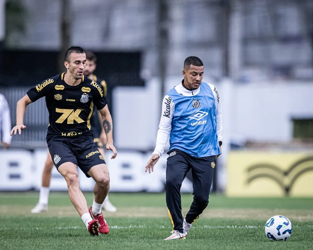 João Schmidt foi o escolhido por Cleber Xavier para o lugar de Tomás Rincón contra o Inter – Foto: Raul Baretta/SFC