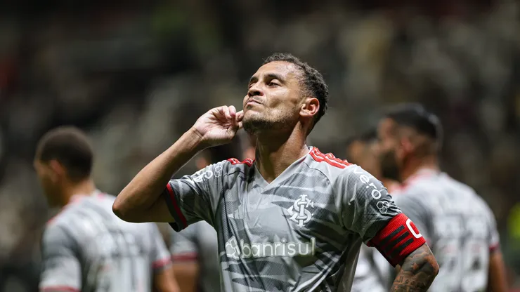 Alan Patrick jogador do Internacional comemora seu gol durante partida contra o Atletico-MG no estadio Arena MRV pelo campeonato Brasileiro A 2024. Foto: Gilson Lobo/AGIF