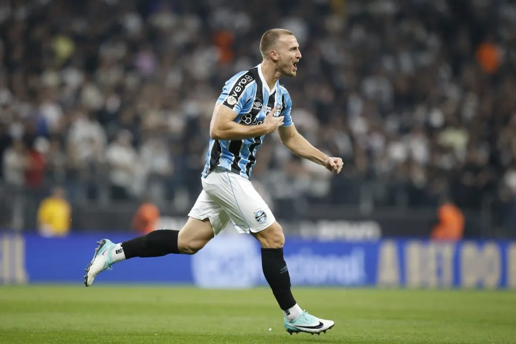 Rodrigo Ely segue fora por conta de lesão. (Photo by Miguel Schincariol/Getty Images)