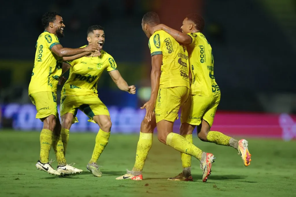 Luiz Otavio, jogador do Mirassol comemora seu gol com jogadores do seu time durante partida contra o Coritiba no estadio Jose Maria de Campos Maia pelo campeonato Brasileiro B 2024. Foto: Pedro Zacchi/AGIF