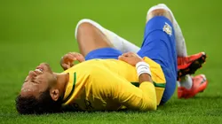 Neymar no chão durante partida. Getty