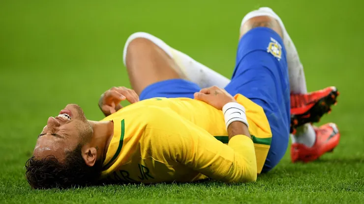 Neymar no chão durante partida. Getty