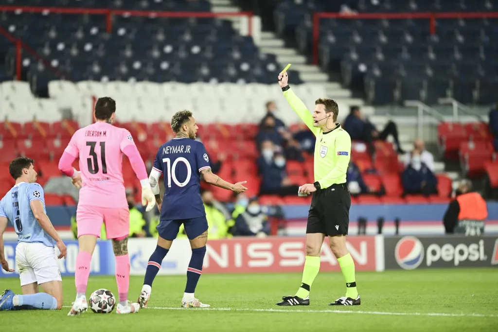 Neymar sendo amarelo pelo árbitro alemão Felix Brych (Foto: IMAGO)