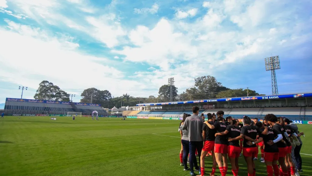 Elenco feminino do Red Bull Bragantino em campo
