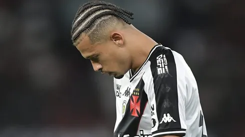 Jornalista teria flagrado cena em que o zagueiro se irritou com vaias mesmo após assistência.