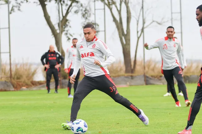 Luís Otávio, jovem promessa durante ajustes finais para o duelo contra o Santos. Foto: Ricardo Duarte/Internacional