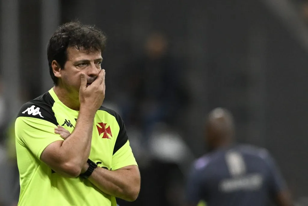 Fernando Diniz lamenta em São Januário após o Vasco dar adeus à Sul-Americana diante do Del Valle. Foto: Mateus Bonomi/AGIF