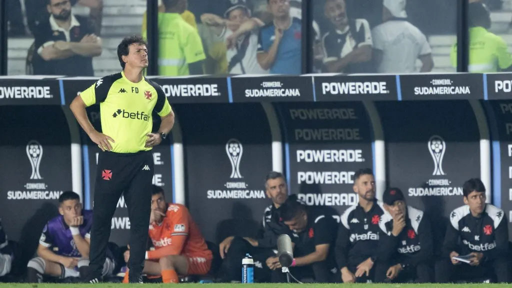 Fernando Diniz durante partida contra o Independiente del Valle, em São Januário, pela Copa Sul-americana 2025. Foto: Jorge Rodrigues/AGIF