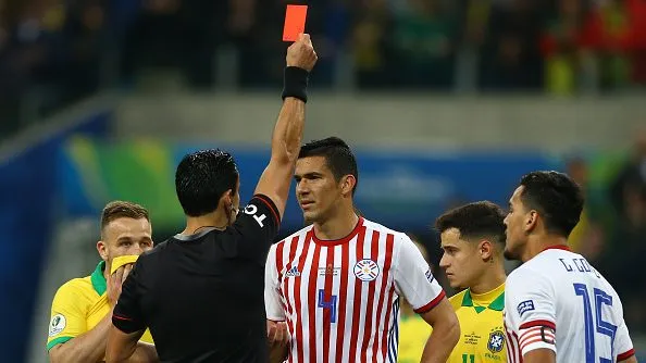 Balbuena recebendo cartão vermelho. Foto: Lucas Uebel/Getty Images