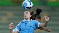 A uruguaia Karol Bermúdez cabeceia a bola
