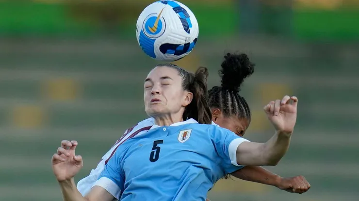 A uruguaia Karol Bermúdez cabeceia a bola