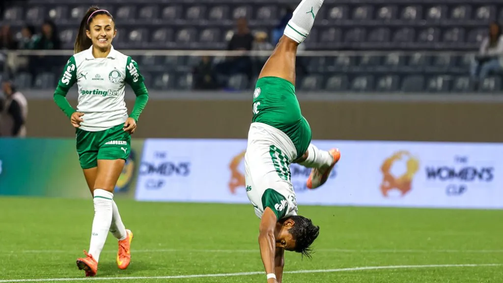 Jogadora do Palmeiras celebra gol em torneio amistoso feminino