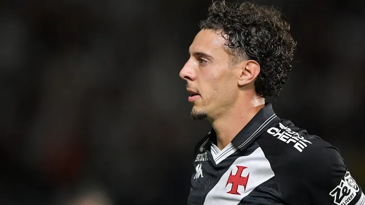 Nuno Moreira em ação pelo Vasco contra o Grêmio - Foto: Thiago Ribeiro/AGIF