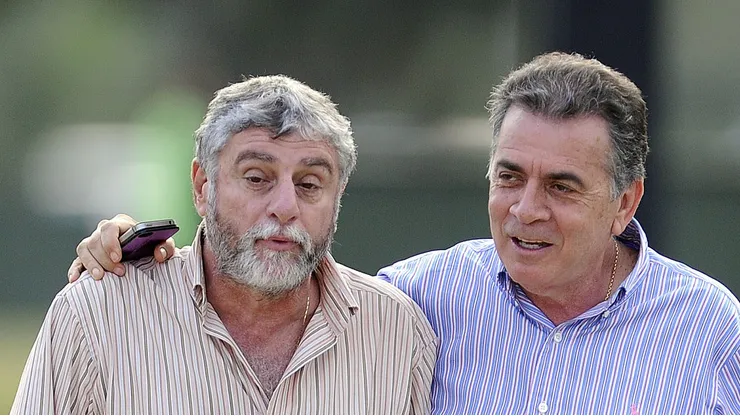 Runco ao lado do dirigente Pelaipe durante treino no Ninho do Urubu em 2013.