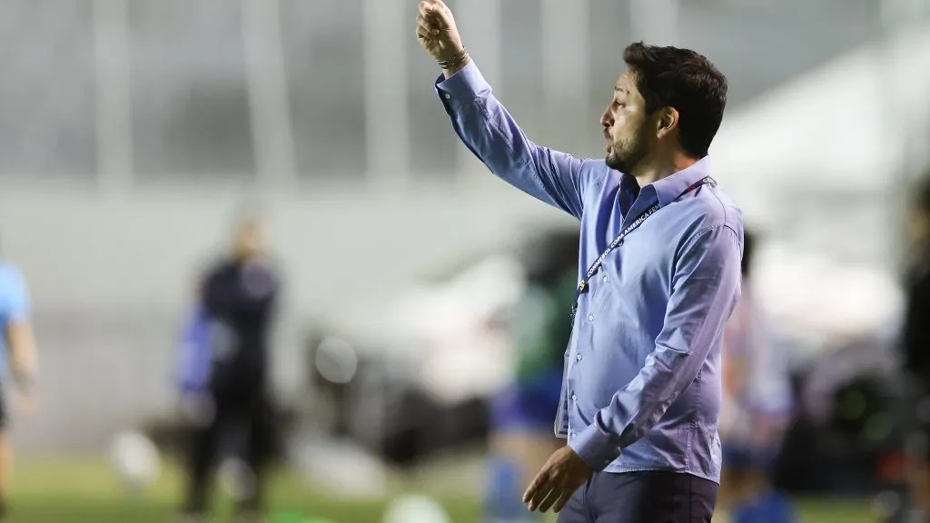 Arthur Elias em jogo entre Brasil e Paraguai na Copa América Feminina