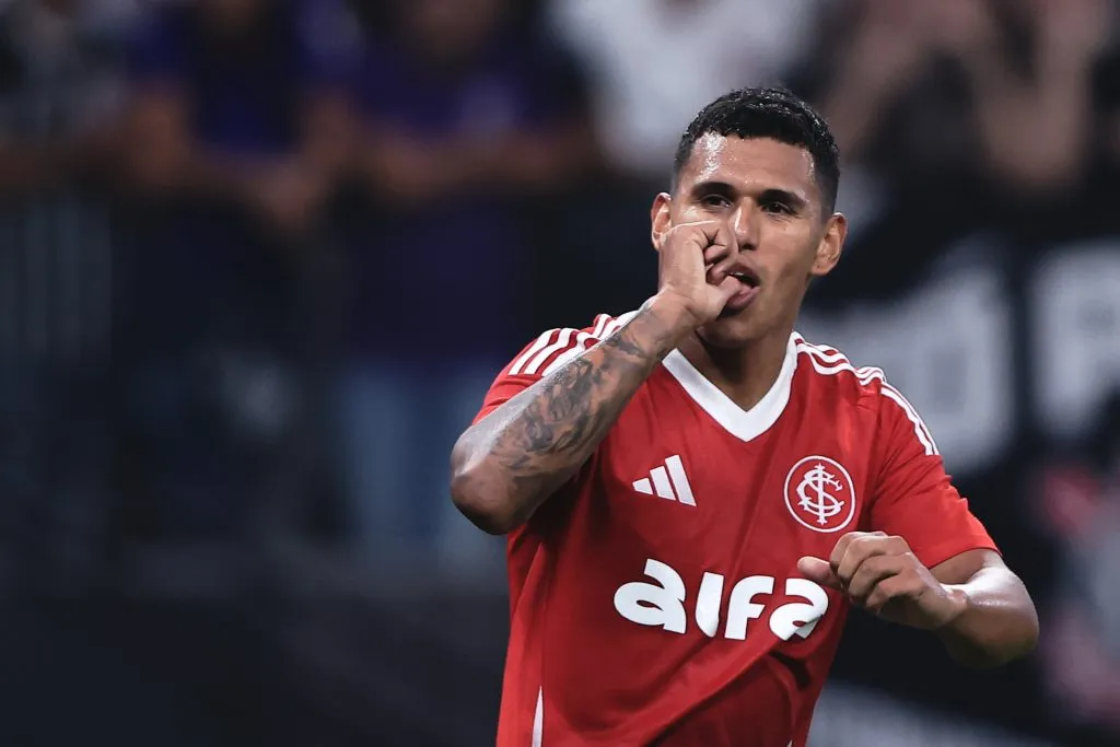 SP – SAO PAULO – 03/05/2025 – BRASILEIRO A 2025, CORINTHIANS X INTERNACIONAL – Aguirre jogador do Internacional comemora seu gol durante partida contra o Corinthians no estadio Arena Corinthians pelo campeonato Brasileiro A 2025. Foto: Ettore Chiereguini/AGIF