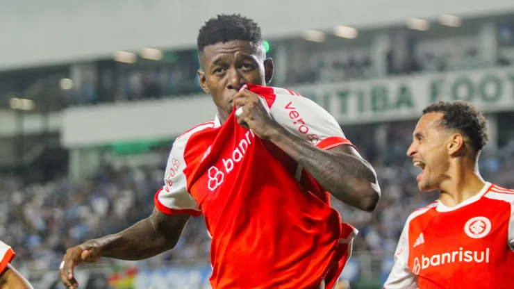 Vitao jogador do Internacional comemora seu gol durante partida contra o Gremio no estadio Couto Pereira pelo campeonato Brasileiro A 2024. Foto: Lucas Gabriel Cardoso/AGIF