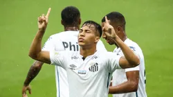 Kaio Jorge jogador do Santos comemora seu gol com jogadores do seu time durante partida contra o Gremio no estadio Arena do Gremio pelo campeonato Brasileiro A 2020. Foto: Pedro H. Tesch/AGIF