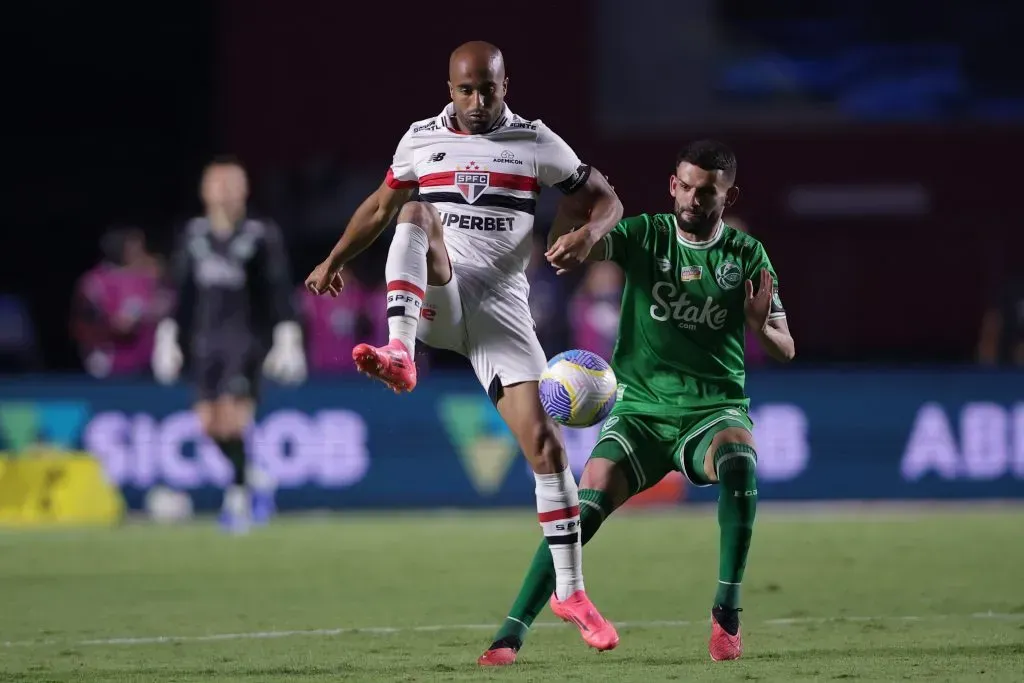 Lucas jogador do São Paulo disputa lance com Jadson jogador do Juventude – Foto: Ettore Chiereguini/AGIF