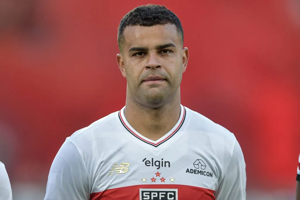 Alisson será novamente substituto de Oscar no meio de campo contra o Juventude – Foto: Thiago Ribeiro/AGIF