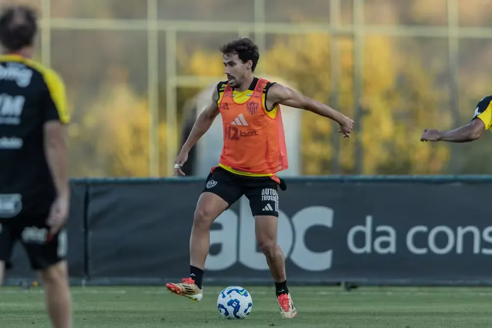 Igor Gomes também com os bolsos para fora no protesto. Foto:&nbsp;Pedro Souza/Atlético-MG