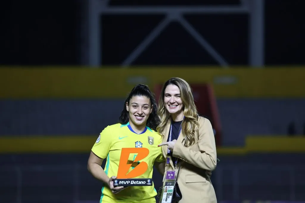MVP da partida com a chefe da delegação feminina. Foto: Lívia Villas Boas/CBF