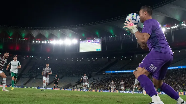 RJ - RIO DE JANEIRO - 23/07/2025 - BRASILEIRO A 2025, FLUMINENSE X PALMEIRAS - Fabio goleiro do Fluminense no lance do gol durante partida contra o Palmeiras no estadio Maracana pelo campeonato Brasileiro A 2025. Foto: Jorge Rodrigues/AGIF