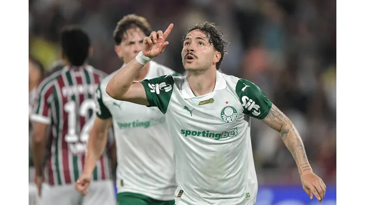 RJ - RIO DE JANEIRO - 23/07/2025 - BRASILEIRO A 2025, FLUMINENSE X PALMEIRAS - Mauricio jogador do Palmeiras comemora seu gol durante partida contra o Fluminense no estadio Maracana pelo campeonato Brasileiro A 2025. Foto: Thiago Ribeiro/AGIF