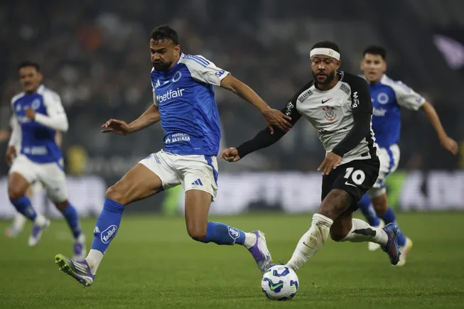 Fabricio Bruno do Cruzeiro em lance polêmico com Memphis Depay do Corinthians –  (Photo by Miguel Schincariol/Getty Images)