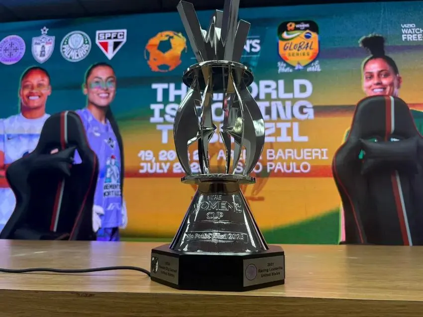Taça do torneio The Women's Cup. Foto: Giselly Corrêa/Lance!