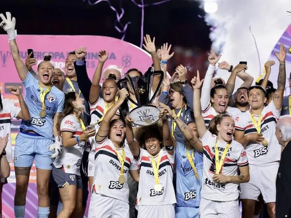 São Paulo comemorando a Supercopa Feminina de 2025. Foto: Anderson Romão/AGIF